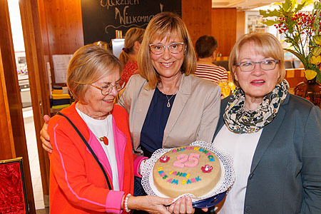 . Geburtstagstorte, gestiftet von Frau Nävy und Frau Ackermann